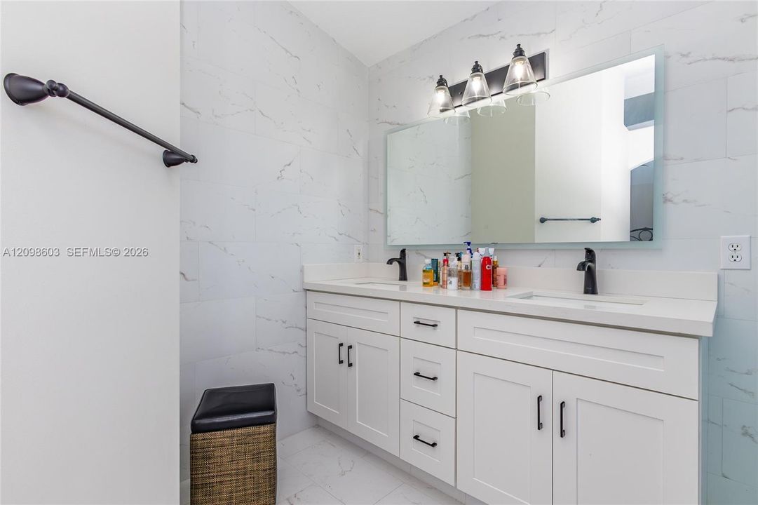 For Sale: $899,999 (4 beds, 2 baths, 2078 Square Feet)