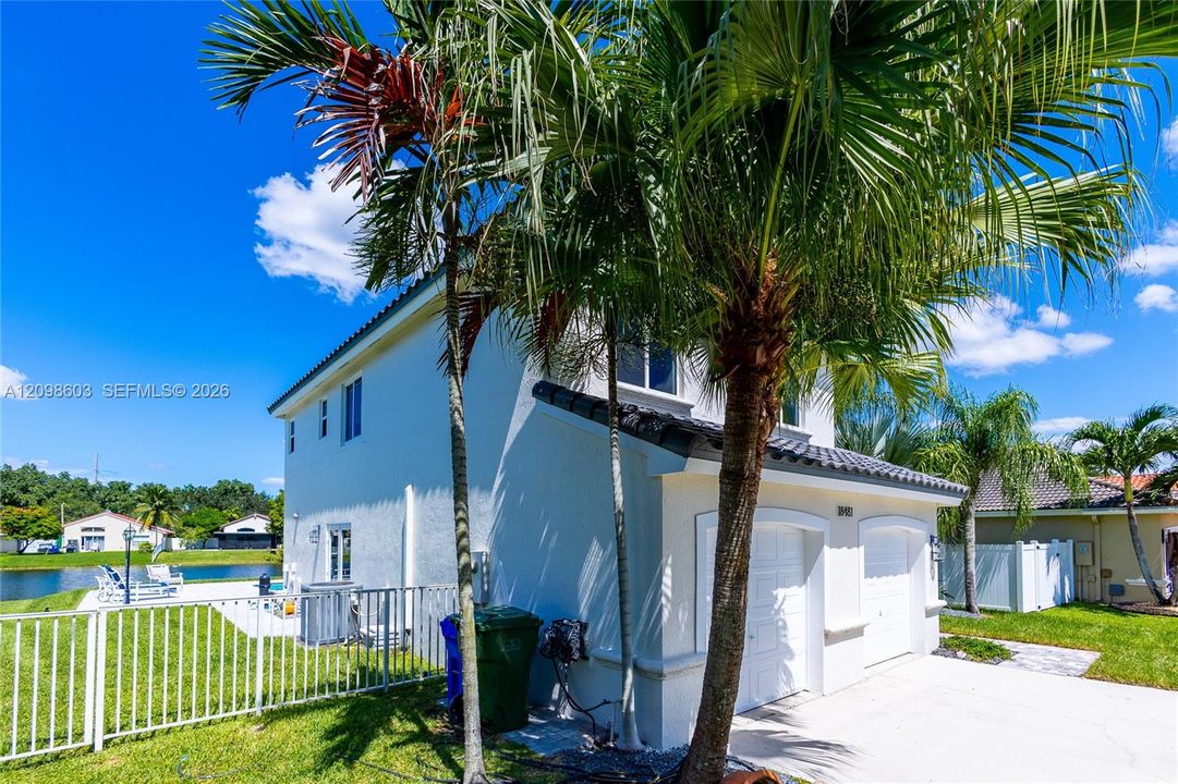 For Sale: $899,999 (4 beds, 2 baths, 2078 Square Feet)