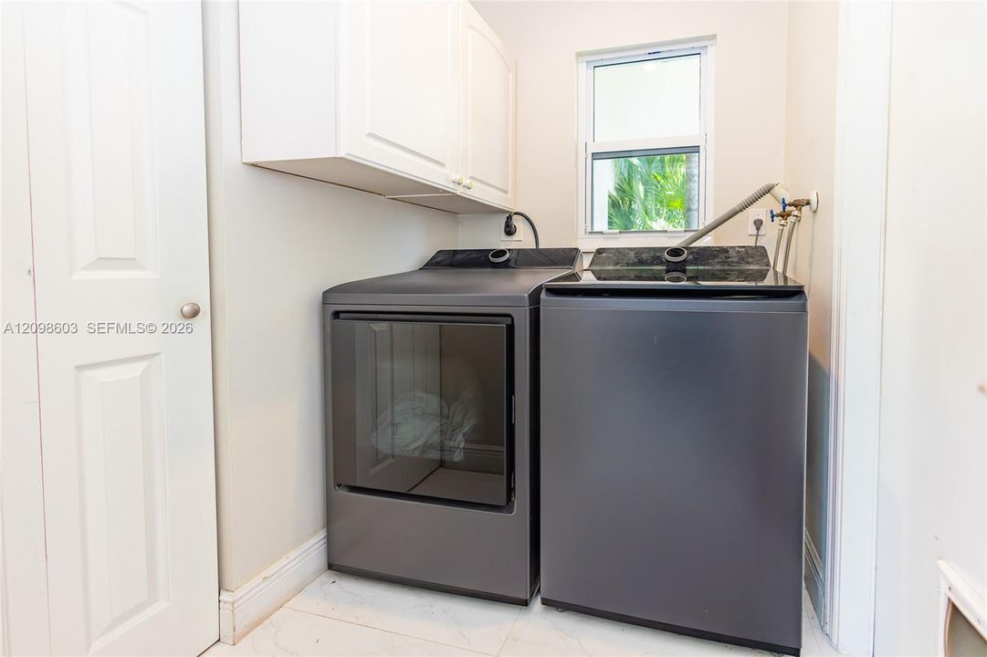 For Sale: $899,999 (4 beds, 2 baths, 2078 Square Feet)