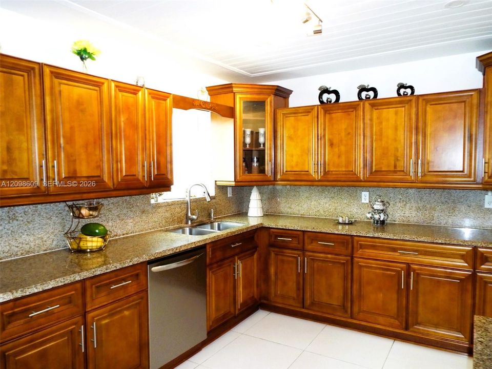 На продажу: $825,000 (4 спален, 2 ванн, 1854 Квадратных фут)
