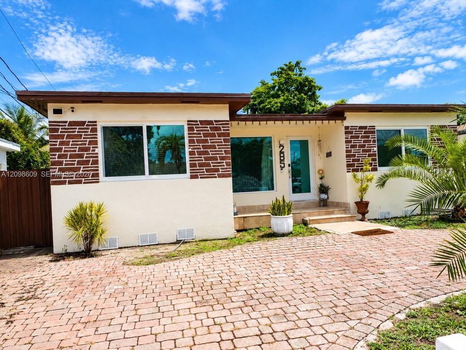 На продажу: $825,000 (4 спален, 2 ванн, 1854 Квадратных фут)