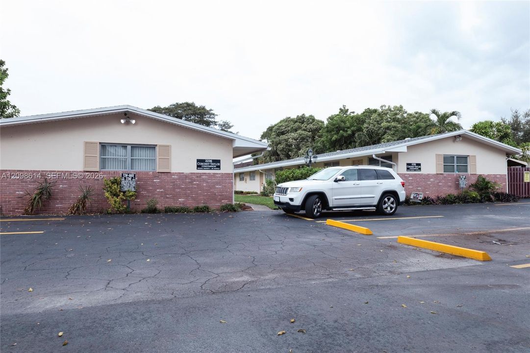 For Sale: $135,000 (1 beds, 1 baths, 576 Square Feet)