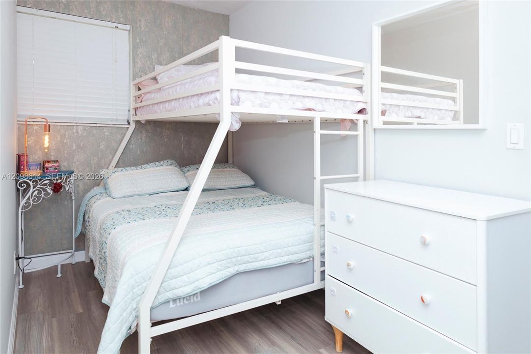 For Sale: $135,000 (1 beds, 1 baths, 576 Square Feet)