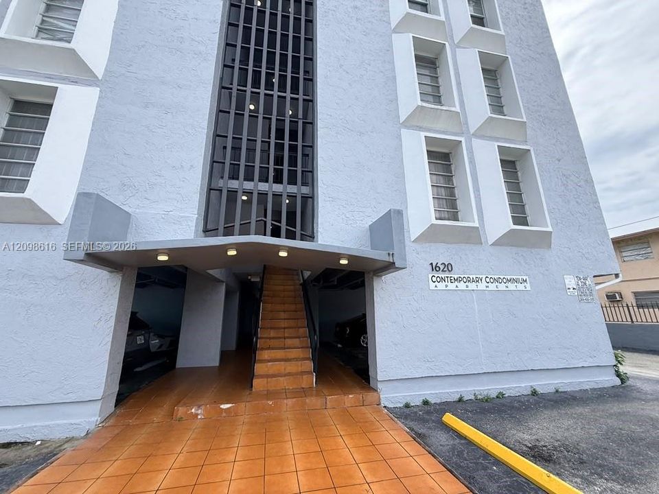 For Rent: $1,750 (1 beds, 1 baths, 529 Square Feet)
