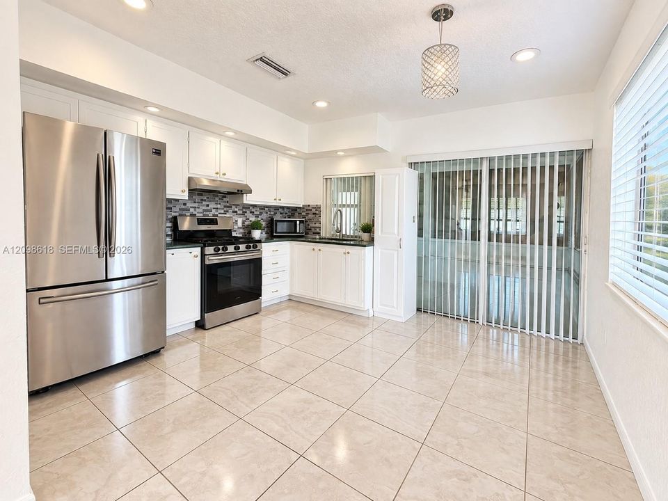 For Rent: $2,600 (2 beds, 1 baths, 1132 Square Feet)