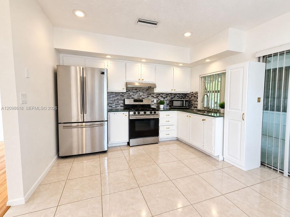 For Rent: $2,600 (2 beds, 1 baths, 1132 Square Feet)