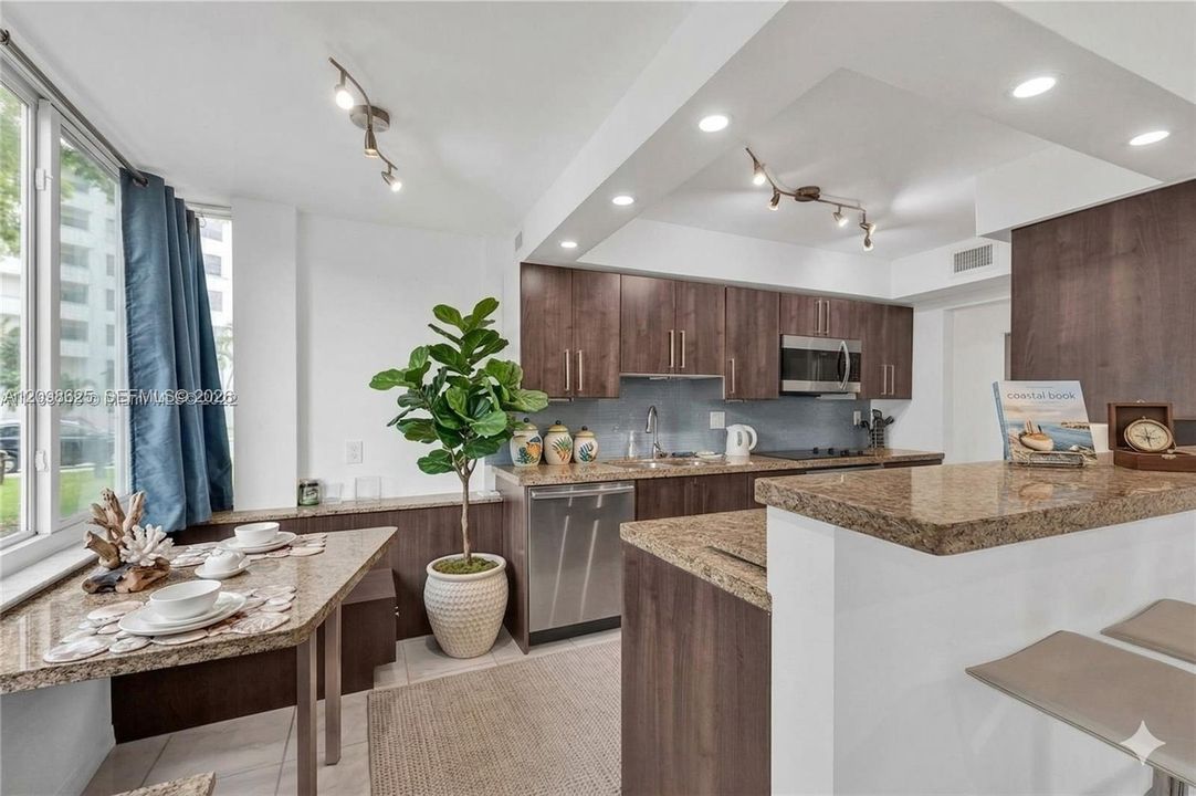 В аренду: $2,550 (2 спален, 2 ванн, 875 Квадратных фут)