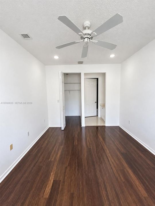 For Rent: $2,200 (2 beds, 2 baths, 1040 Square Feet)