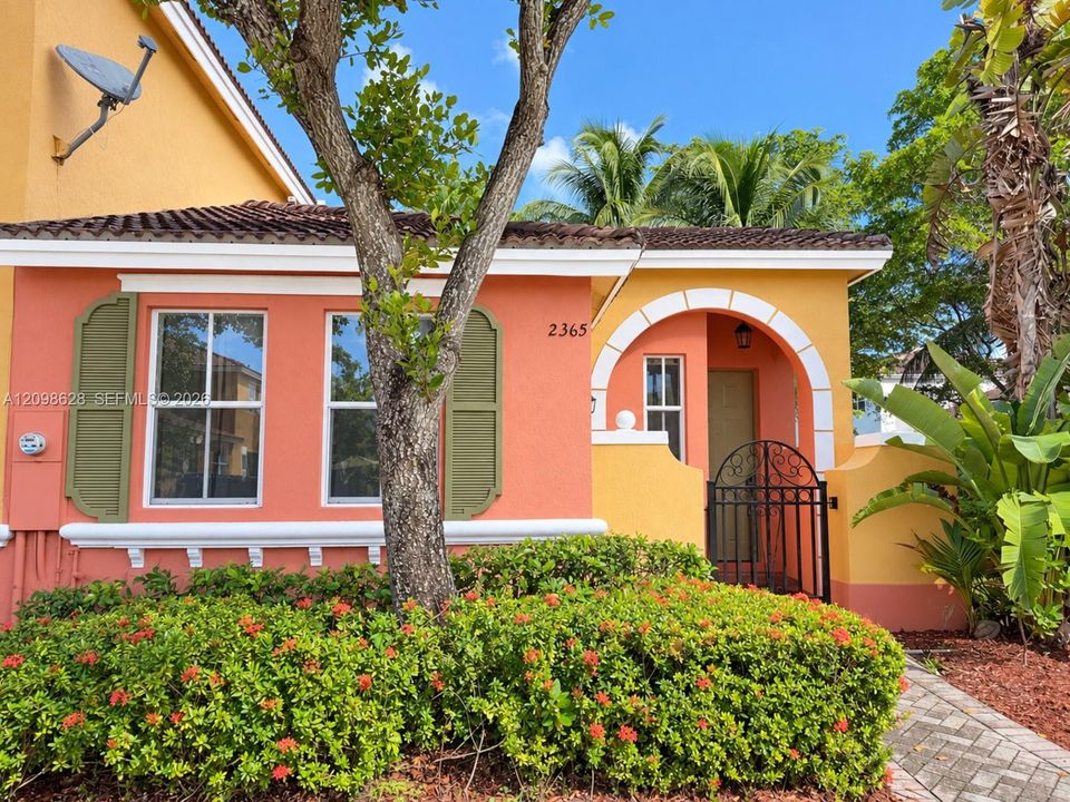 For Rent: $2,200 (2 beds, 2 baths, 1040 Square Feet)