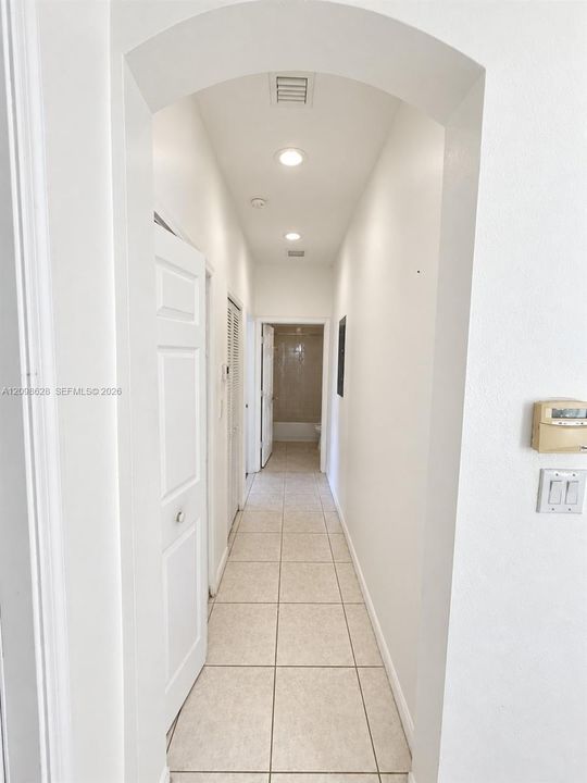 For Rent: $2,200 (2 beds, 2 baths, 1040 Square Feet)