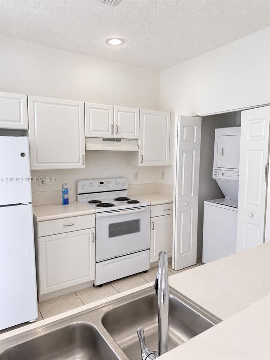 For Rent: $2,200 (2 beds, 2 baths, 1040 Square Feet)