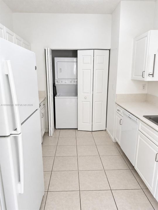 For Rent: $2,200 (2 beds, 2 baths, 1040 Square Feet)