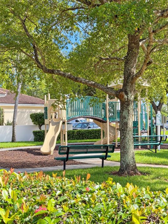 For Rent: $2,200 (2 beds, 2 baths, 1040 Square Feet)
