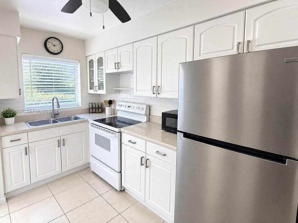 For Sale: $179,900 (1 beds, 1 baths, 736 Square Feet)