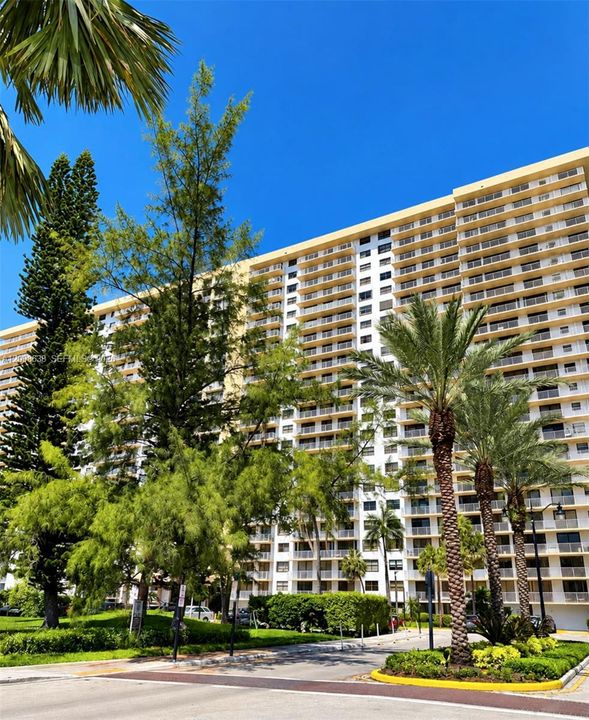 For Rent: $2,900 (2 beds, 2 baths, 1240 Square Feet)
