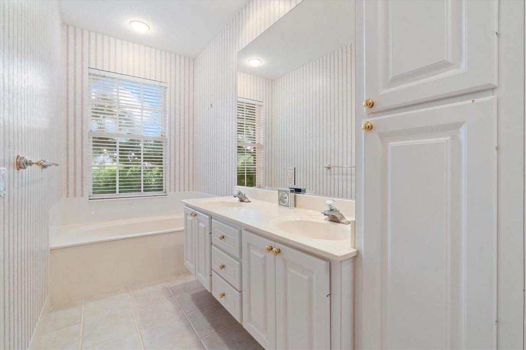 En-suit master bathroom