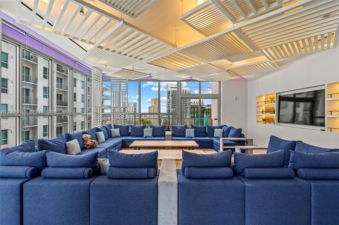For Sale: $549,900 (2 beds, 1 baths, 647 Square Feet)