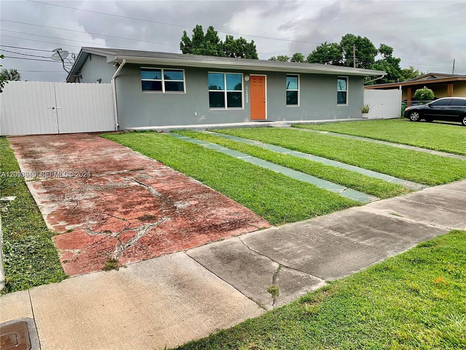 En Venta: $620,000 (4 camas, 2 baños, 1128 Pies cuadrados)