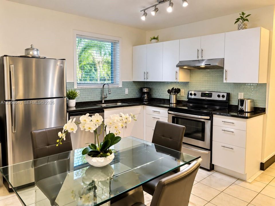 En Venta: $620,000 (4 camas, 2 baños, 1128 Pies cuadrados)