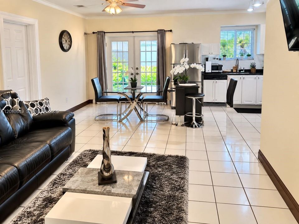 En Venta: $620,000 (4 camas, 2 baños, 1128 Pies cuadrados)