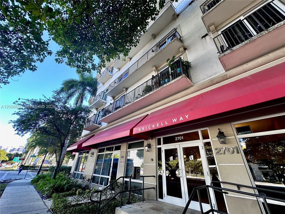 For Sale: $360,000 (1 beds, 1 baths, 695 Square Feet)