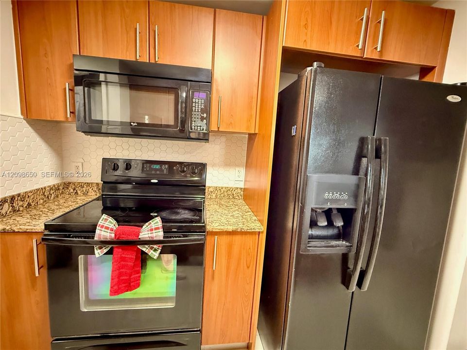 For Sale: $360,000 (1 beds, 1 baths, 695 Square Feet)