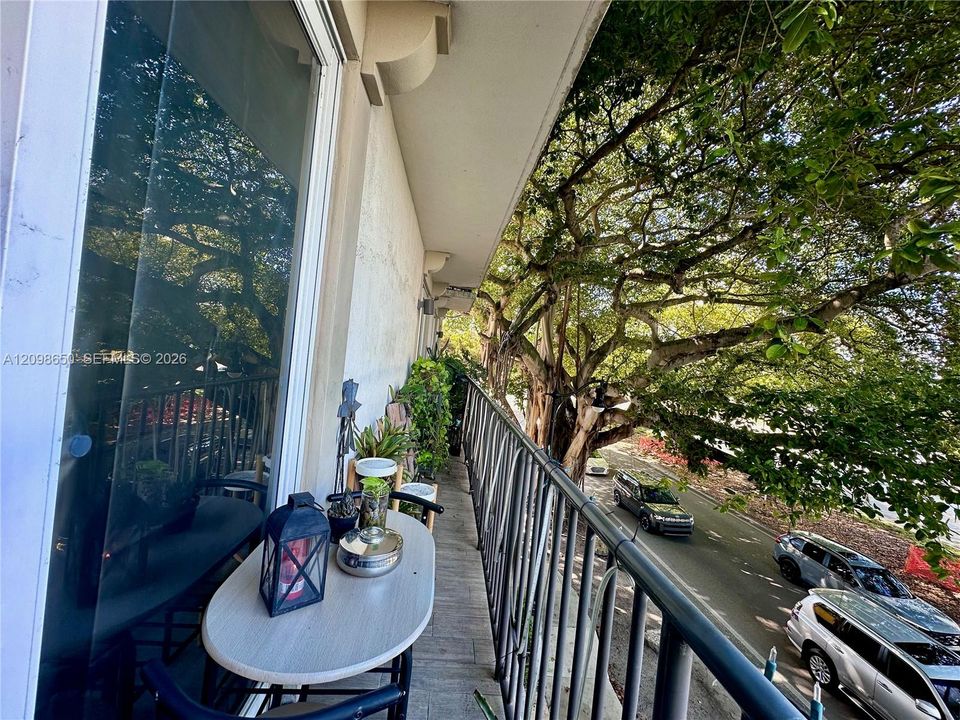 For Sale: $360,000 (1 beds, 1 baths, 695 Square Feet)