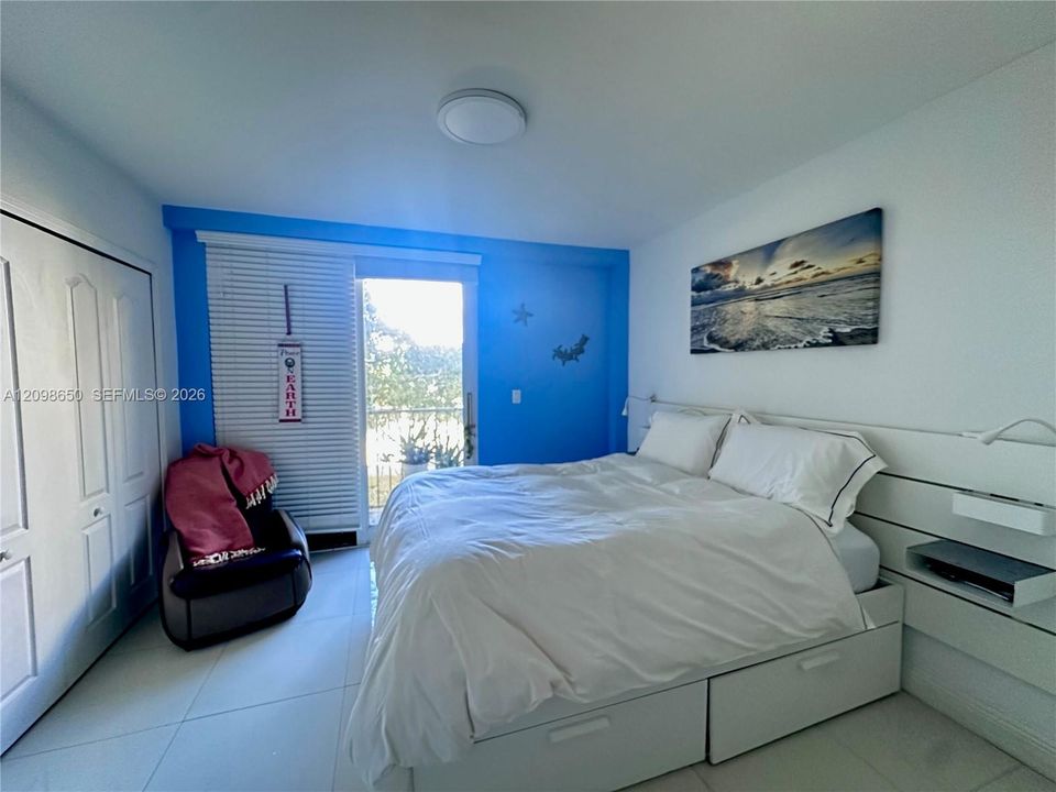 For Sale: $360,000 (1 beds, 1 baths, 695 Square Feet)