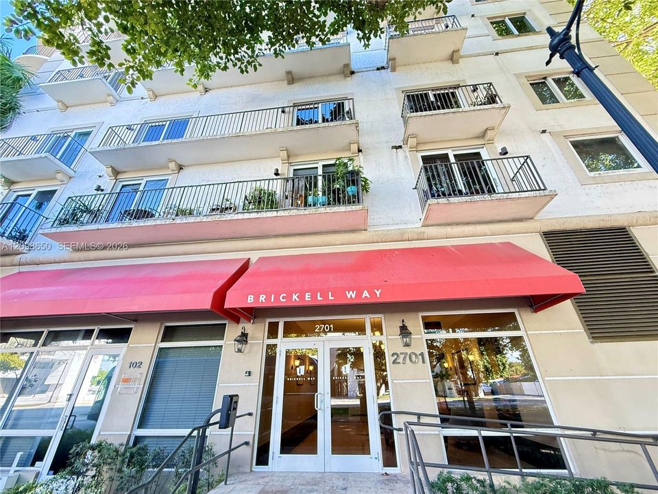 For Sale: $360,000 (1 beds, 1 baths, 695 Square Feet)