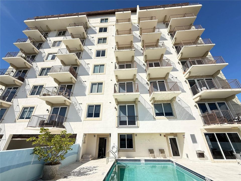 For Sale: $360,000 (1 beds, 1 baths, 695 Square Feet)