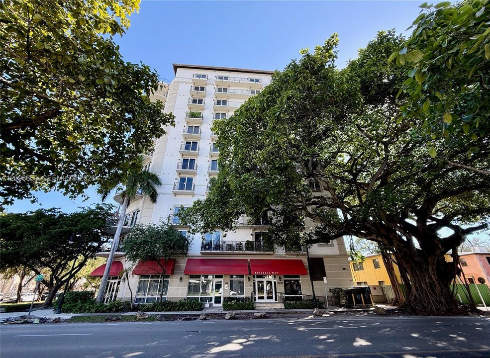 For Sale: $360,000 (1 beds, 1 baths, 695 Square Feet)