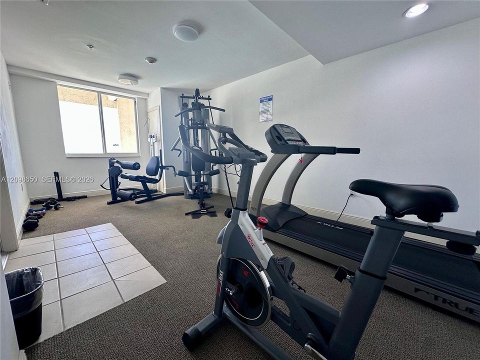 For Sale: $360,000 (1 beds, 1 baths, 695 Square Feet)