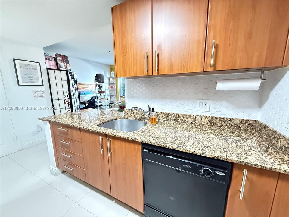 For Sale: $360,000 (1 beds, 1 baths, 695 Square Feet)