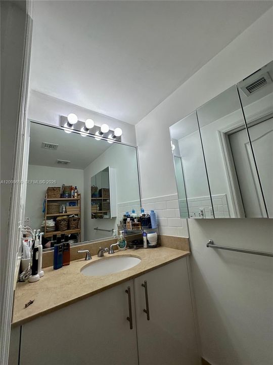 For Sale: $360,000 (1 beds, 1 baths, 695 Square Feet)