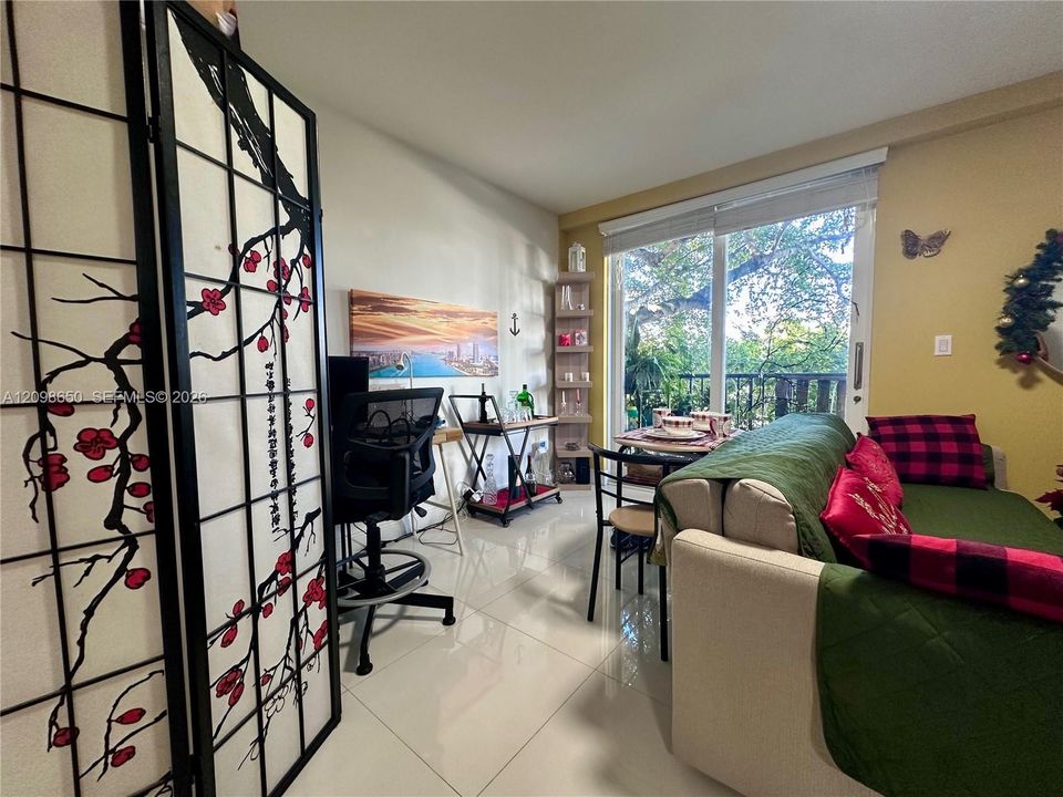 For Sale: $360,000 (1 beds, 1 baths, 695 Square Feet)