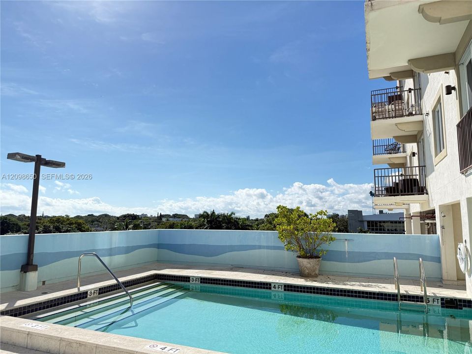 For Sale: $360,000 (1 beds, 1 baths, 695 Square Feet)