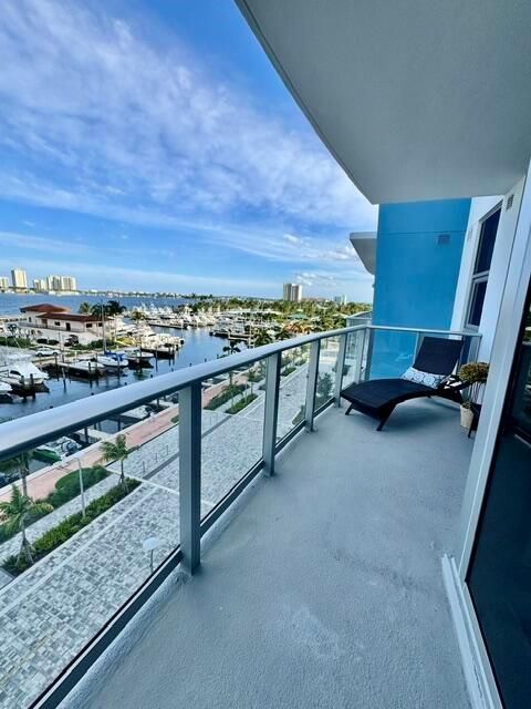 EXPANSIVE BALCONY