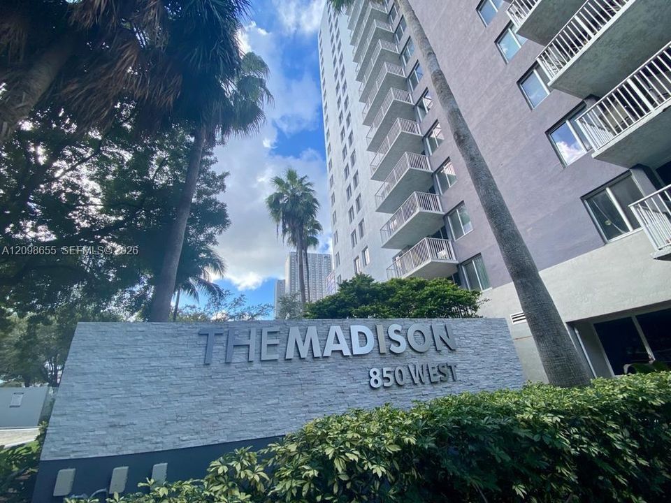 For Rent: $2,690 (2 beds, 2 baths, 914 Square Feet)