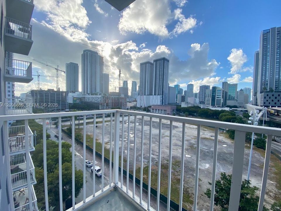 For Rent: $2,690 (2 beds, 2 baths, 914 Square Feet)