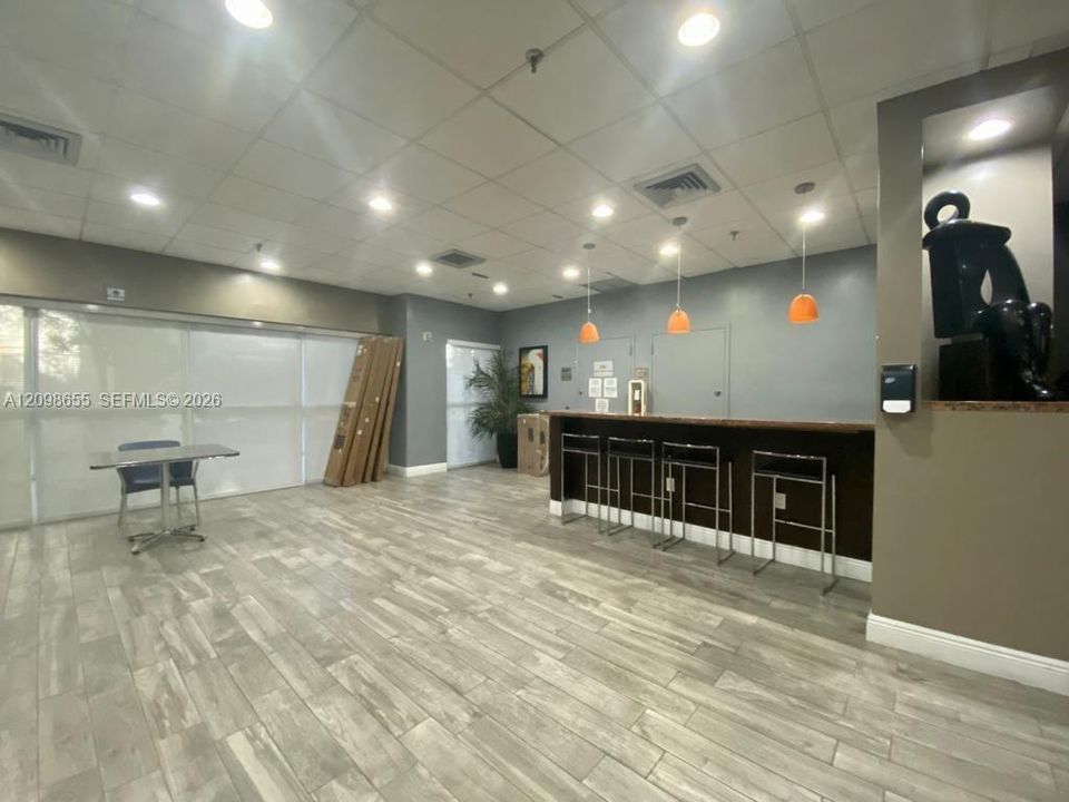 For Rent: $2,690 (2 beds, 2 baths, 914 Square Feet)