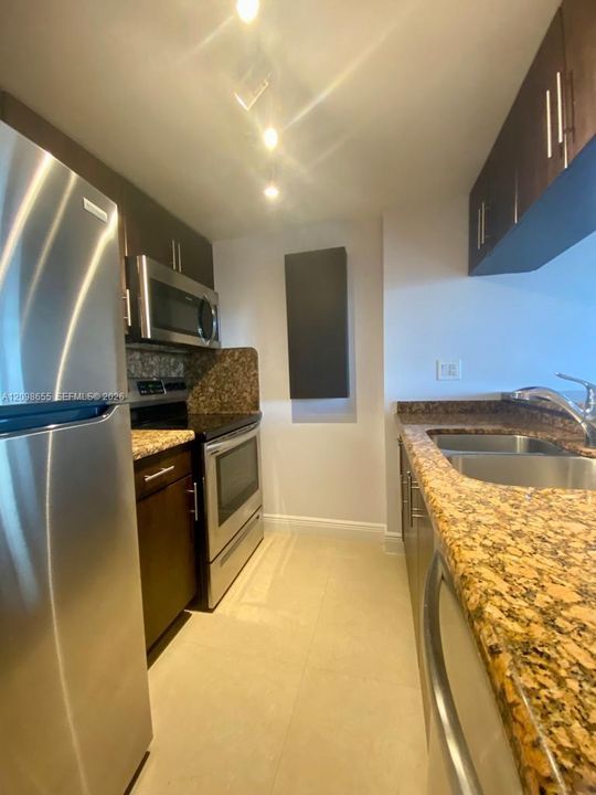For Rent: $2,690 (2 beds, 2 baths, 914 Square Feet)