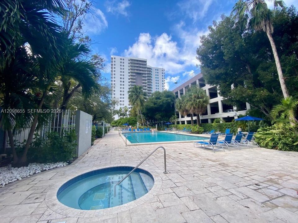 For Rent: $2,690 (2 beds, 2 baths, 914 Square Feet)