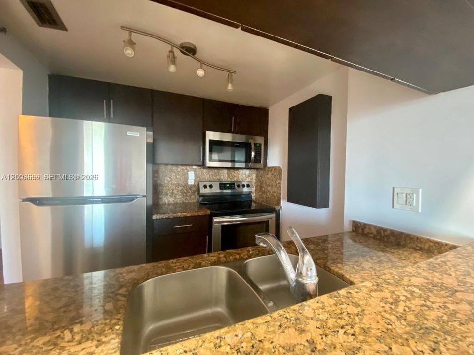 For Rent: $2,690 (2 beds, 2 baths, 914 Square Feet)
