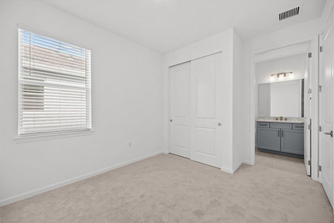 Guest bedroom w/ private bath