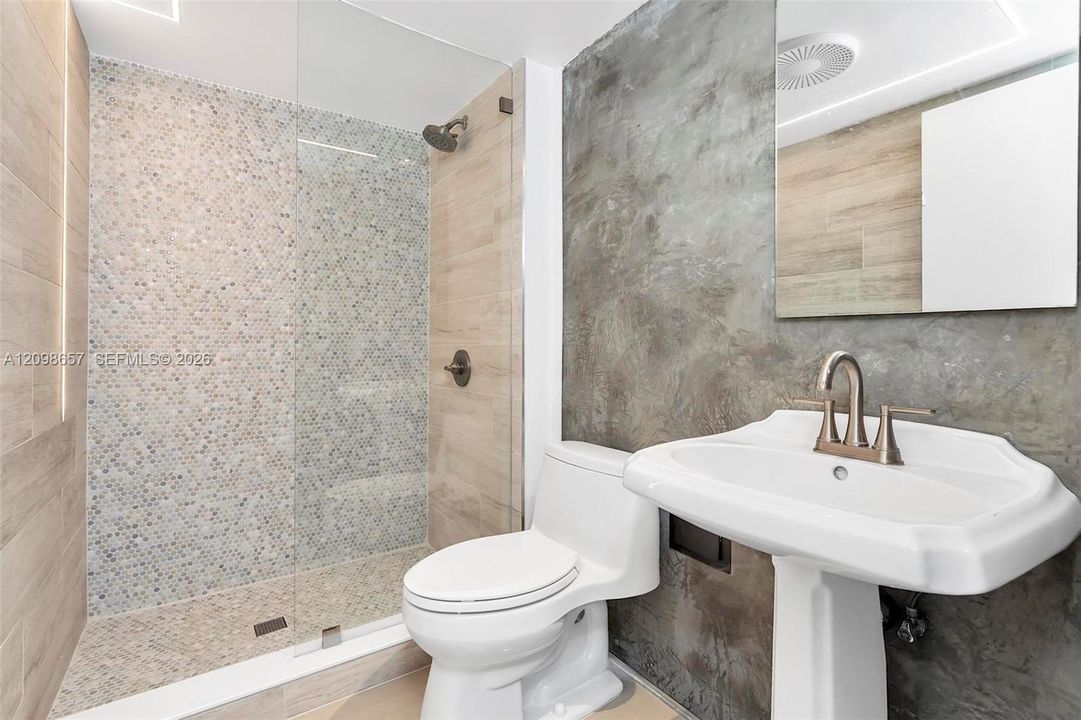 For Rent: $2,600 (2 beds, 2 baths, 1219 Square Feet)