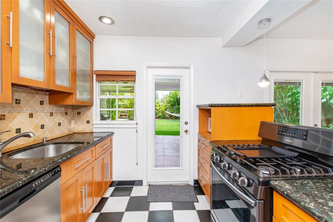 For Rent: $5,900 (3 beds, 2 baths, 1177 Square Feet)