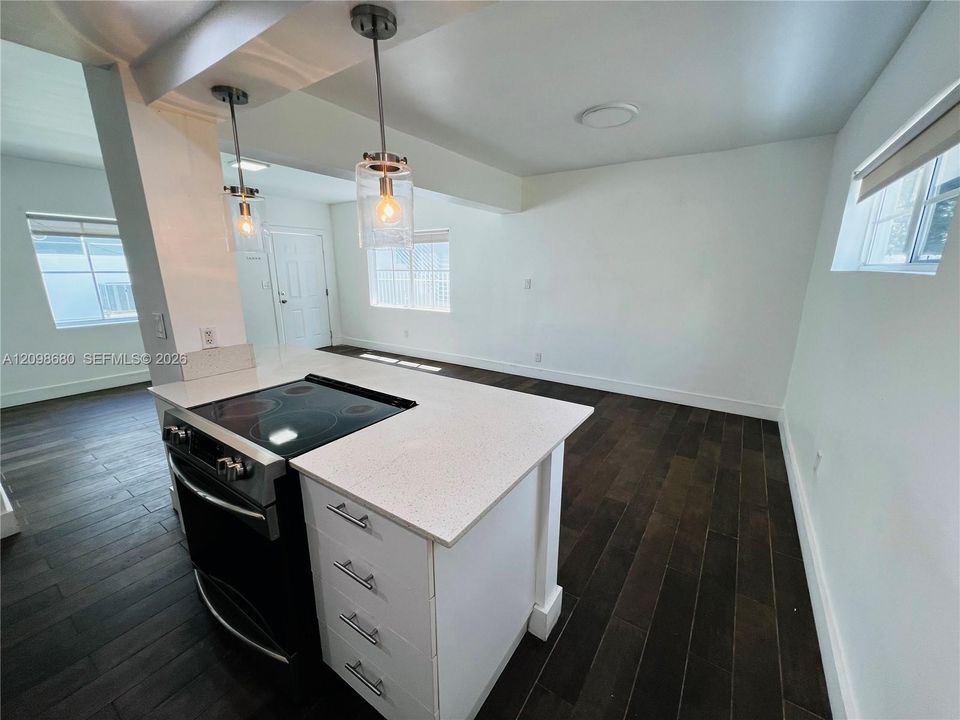 For Rent: $2,650 (1 beds, 1 baths, 800 Square Feet)