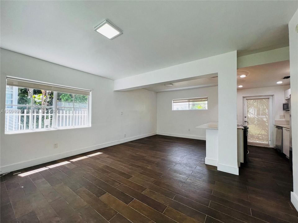 For Rent: $2,650 (1 beds, 1 baths, 800 Square Feet)