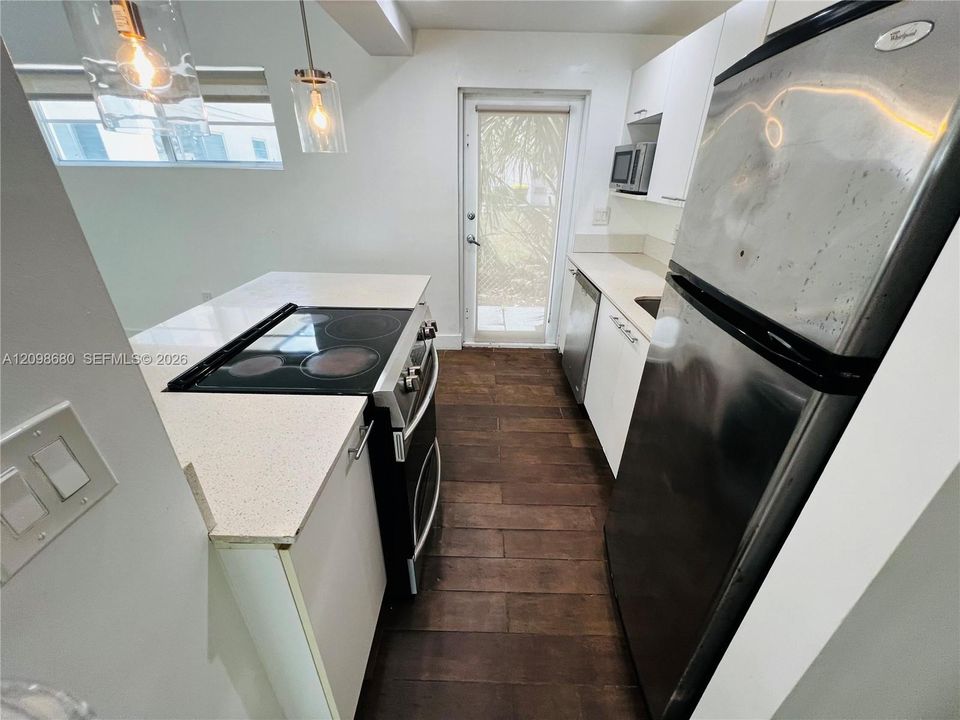 For Rent: $2,650 (1 beds, 1 baths, 800 Square Feet)