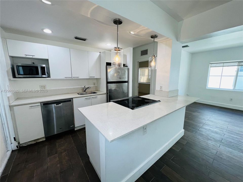 For Rent: $2,650 (1 beds, 1 baths, 800 Square Feet)